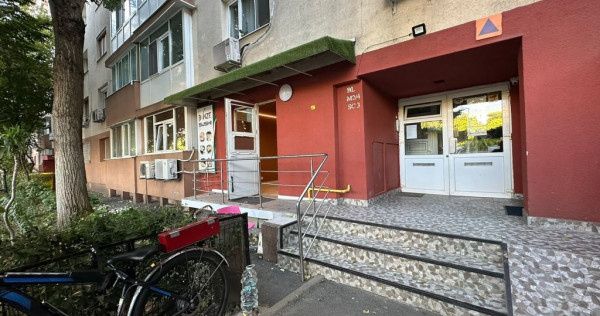Spatiu comercial stradal, vad pietonal, parcare libera
