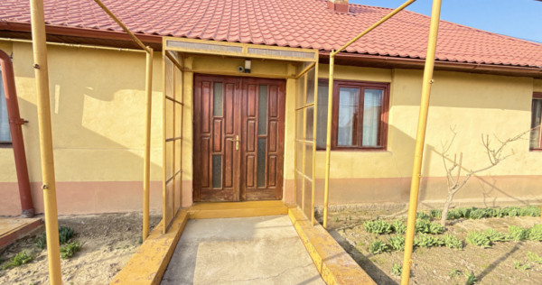 Casa individuala cu 6 camere de vanzare in localitatea Sacal