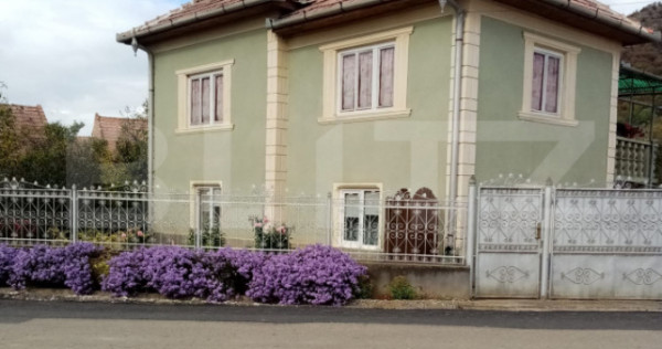 Casa de vanzare, 200 mp, zona Lopadea Noua