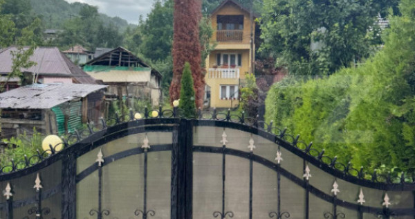 CASĂ CU DOUĂ LOCUINȚE ȘI TEREN DE 897 MP &ndash; RUNCU, D&Acirc;M