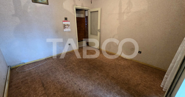Apartament decomandat 4 camere 4 balcoane 2 bai etaj 1 Centr