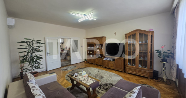 Apartament 5 camere de vanzare 182mp decomandat zona Piata C