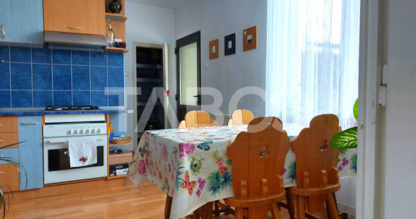 Casa si curte pretabila pentru 2 familii 980 mp teren liber