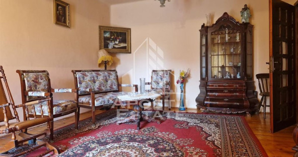Casa familiala cu spatiu comercial si garaj P+1E+M 720 Mp