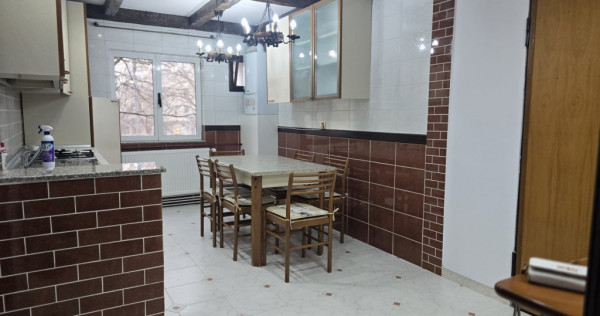 Apartament 3 camere, decomandat, etaj 1 - Aradului