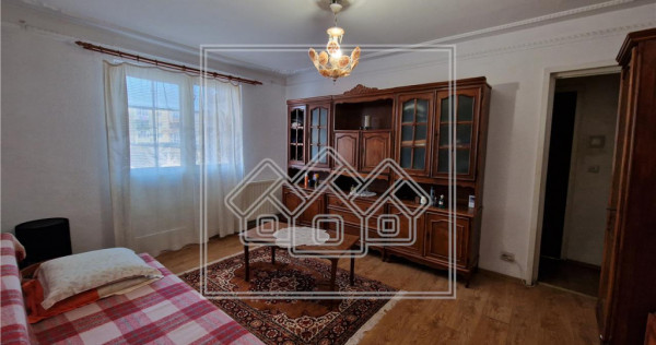 Apartament de 2 camere cu balcon, zona Vasile Aaron