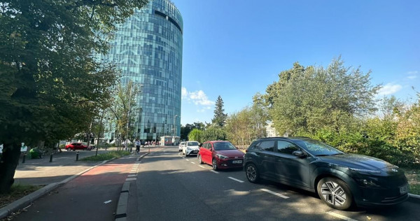 Piata Charles de Gaulle 117 mp stradal terasa trafic intens