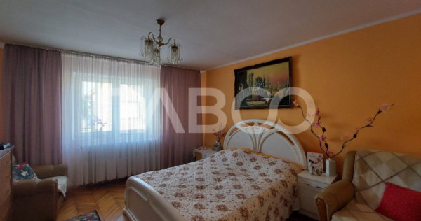 Casa 4 camere 2 bai 83 mp utili pivnita curte zona Lipoveni