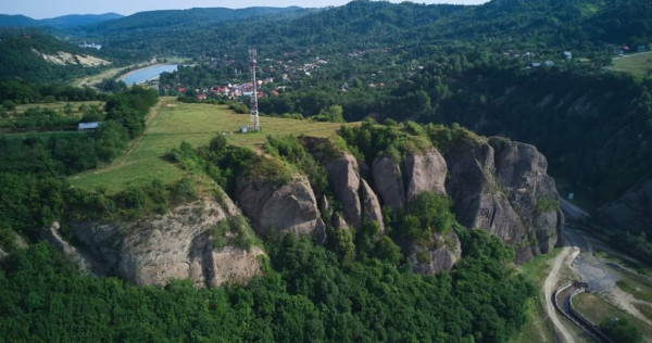 Teren intravilan 2627 mp în Podu Cheii, 3 km de Barajul Paltinu,PH