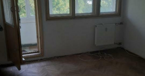 APARTAMENT 2 CAMERE - METROU 1 MAI - NECESITA RENOVARE - DOM