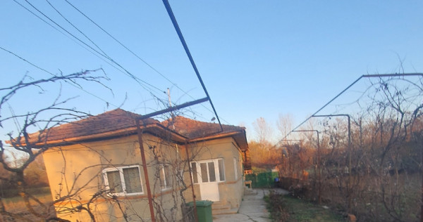 Casă situată în comuna Râfov, teren 5000 mp intravilan