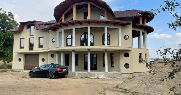 Casa cu 10 camere, 550 mp utili, 10.000 mp teren, Zvoristea,
