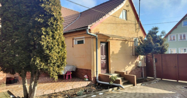 Casa cu 2 apartamente, 5 camere, 140 mp, zona Turnisor