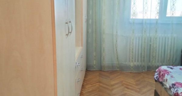 Apartament 3 camere, decomandat, etaj intermediar, zona Sud