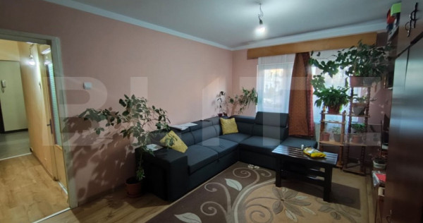 Apartament de vanzare, cu 4 camere, 80 mp, zona Calea Aradul