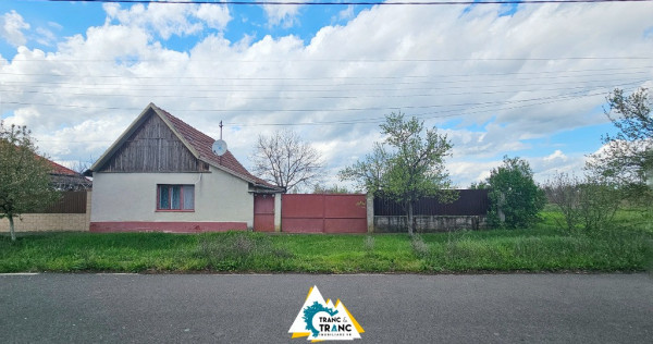 Casă cu 2 camere în stil tradițional, în Iratoșu