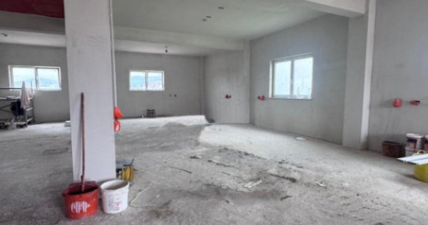 Hala/spatiu comercial de inchiriat , 240mp utili, Vicovu de