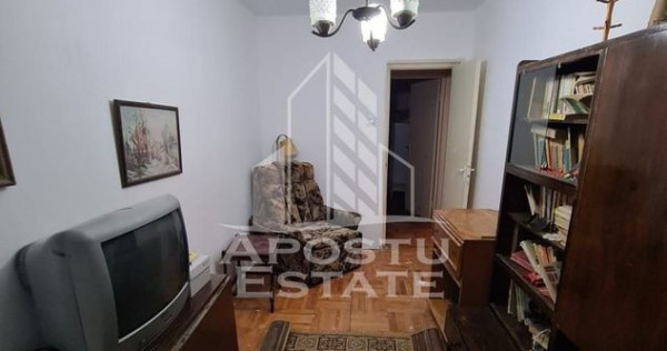 Apartament cu 3 camere, semidecomandat, parter inalt, zon...