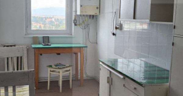 Apartament cu 3 camera, zona Spitalului