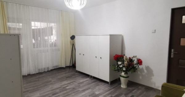 Apartament 3 camere , etaj 1, zona Piata Centrala