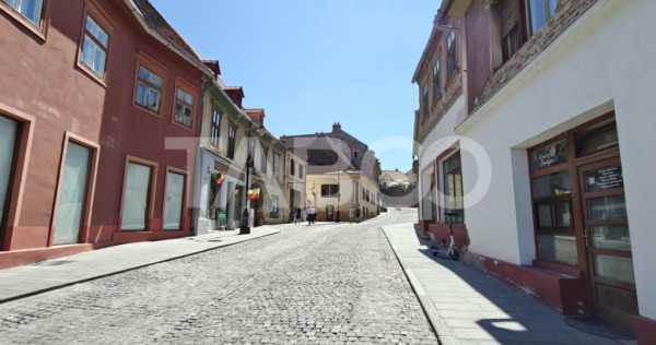 Apartament decomandat cu 2 camere si pivnita in Centrul Isto