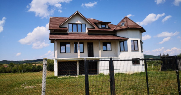 Casă P+1+M, 350 mp, teren 70 ari, Livezile, la 9 km de Bistrița