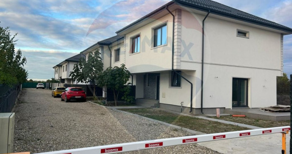 De vanzare Casă / Vilă cu 4 camere