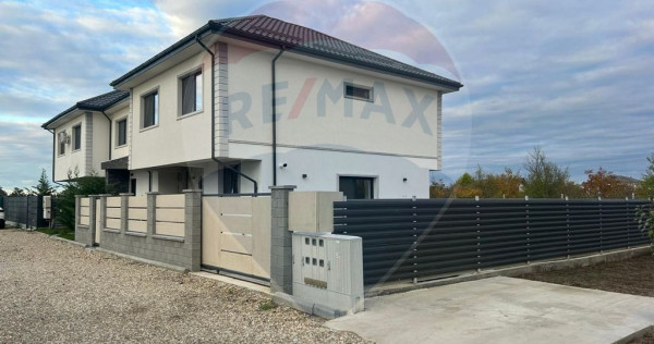 De vanzare Casă / Vilă cu 4 camere