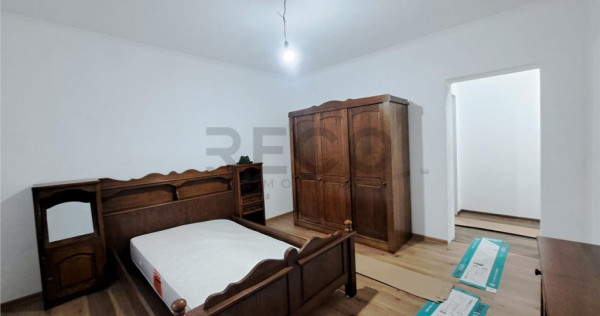 Apartament cu 3 camere , decomandat , cu 2160 mp teren intra