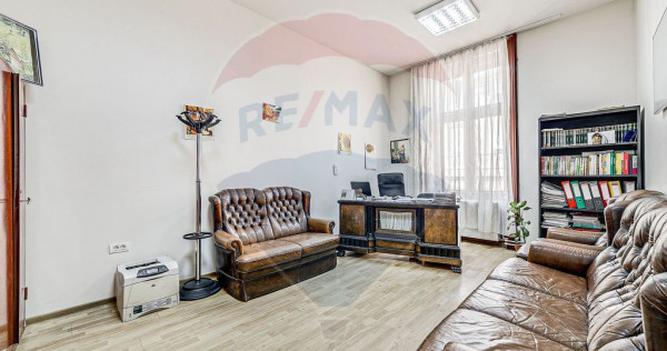 Apartament cu 3 camere de vânzare în zona Ultracentral