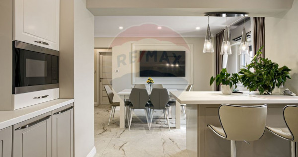 Apartament spectaculos de vanzare: 4 camere, 2 băi, zona...