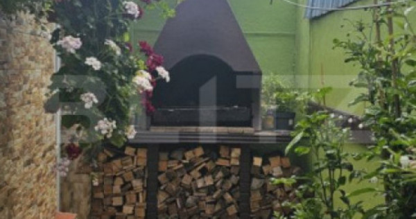 Casă spațioasă cu mansardă, curte amenajată cu grătar