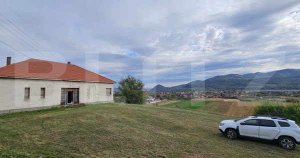 Vila la roșu, 240 mp, teren 93.000 mp - Șoimuș