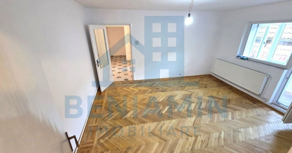 Apartament doua camere spatios Rovine etaj 1 cu centrala ...