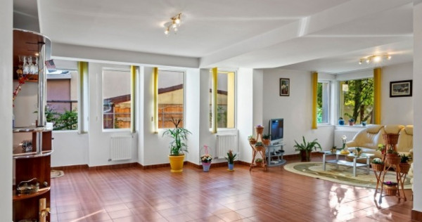 Vila de vanzare,7 camere,teren 1080mp,zona lacului Fundeni,600.000euro