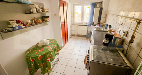 Apartament cu 4 camere, decomandat, zona Decebal