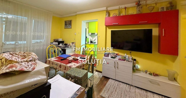 Apartament 3 camere decomandat, etajul 2 -zona Casa de Pe...