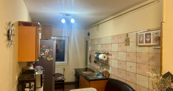 Apartament de 3 camere zona TRACTORUL