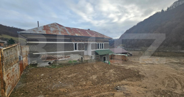 Casă veche cu 4 camere, demisol, teren 300 mp, zona Câmpen