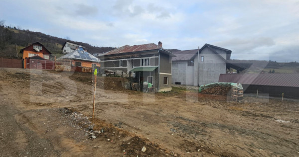 Casă cu 4 camere, demisol şi teren 300 mp, C&acirc;mpeni, Mihoe