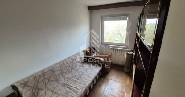 Apartament cu 3 camere, balcon, zona Sagului