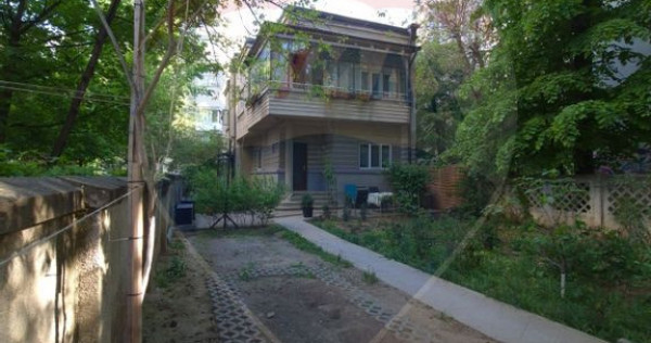 Casă / Vilă cu 11 camere de vânzare în zona Iancului