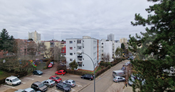 Apartament cu 2 camere, bucatarie separata, etaj intermediar