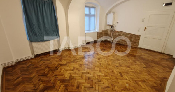 Garsoniera spatioasa de inchiriat in Centrul Istoric - Comis