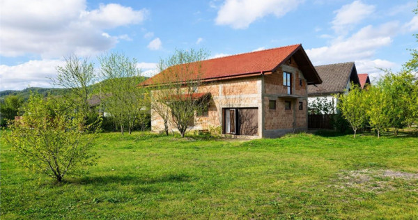 Casa la rosu cu 3 dormitoare, garaj si bransamente utilitati