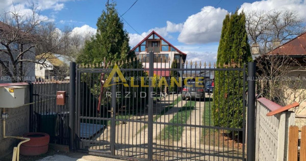 Casa superba la poalele muntilor