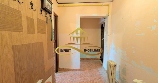 Vand apartament 3 camere, etaj 2, str. Panselelor