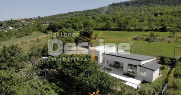 Casă sustenabilă 196 mp cu design futurist, &icirc;n natură, m