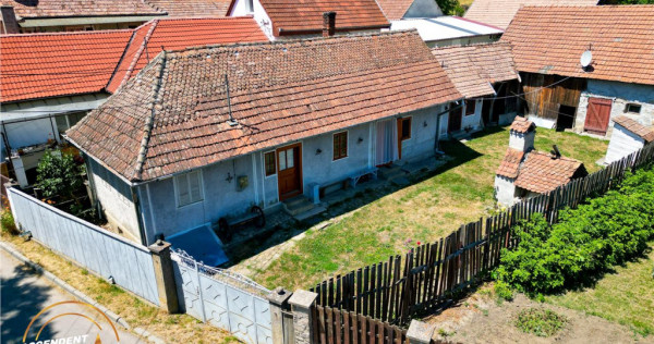 Casa traditionala din lemn, cu sura din piatra, Arcus, Covas