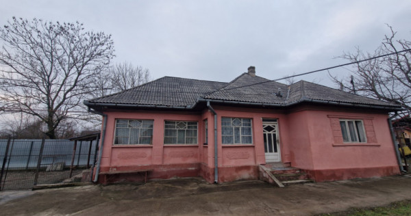 Casă veche cu teren generos &ndash; sat Mogoșești, com. Satu